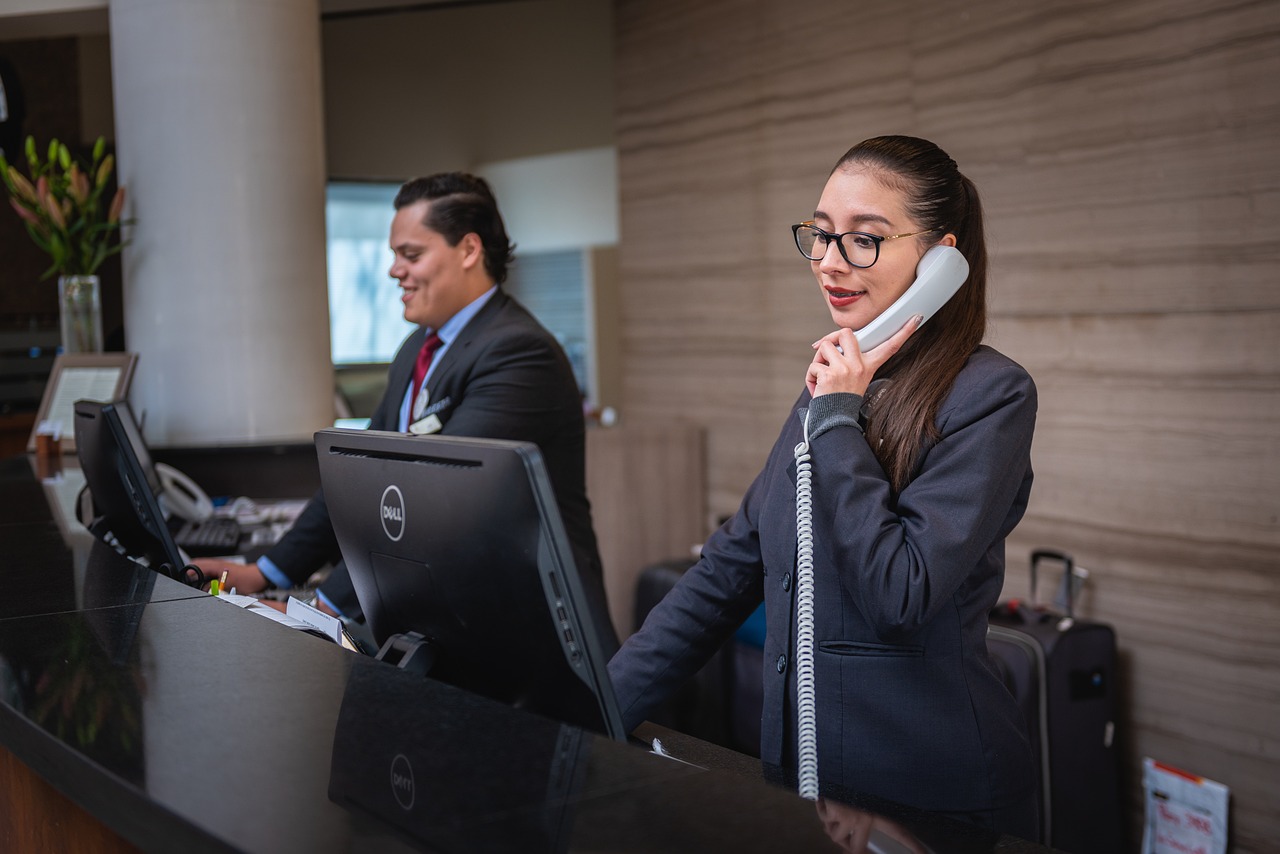 Qual a função de uma recepcionista administrativa? Qual a função de uma recepcionista administrativa?
